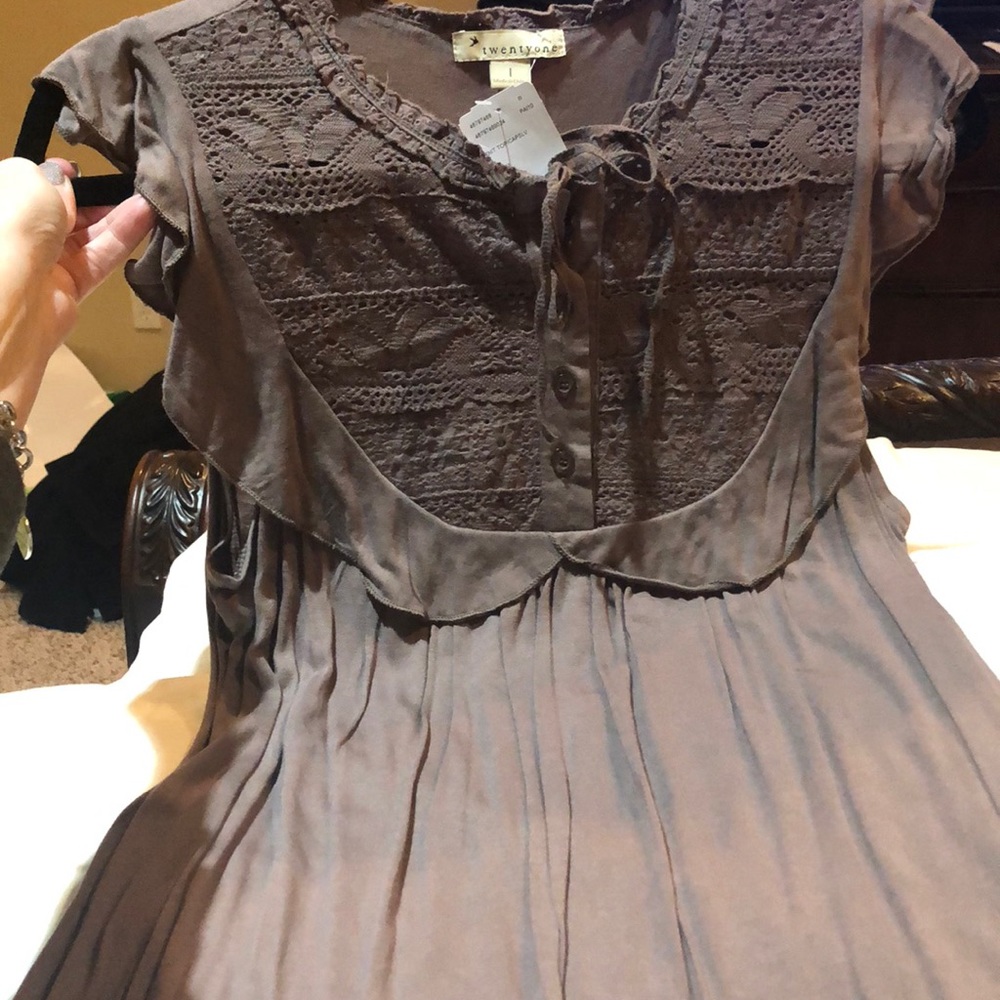 Adorable taupe cap sleeve top!!